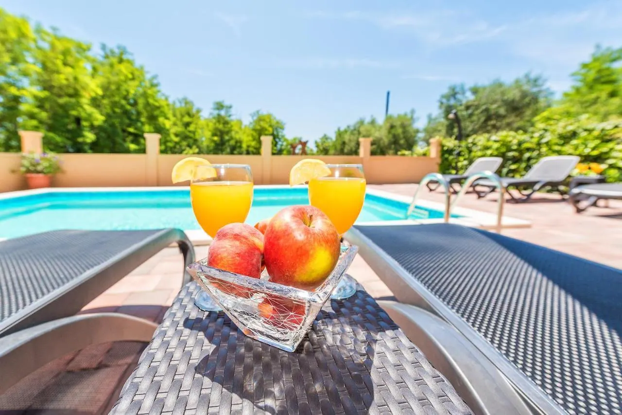 Nelly Apartments Privlaka  Kroatien