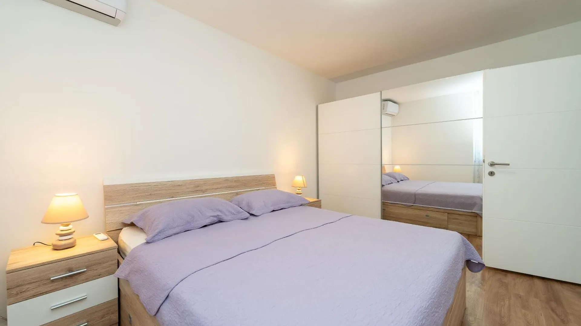 Nelly Apartments Privlaka  Kroatien