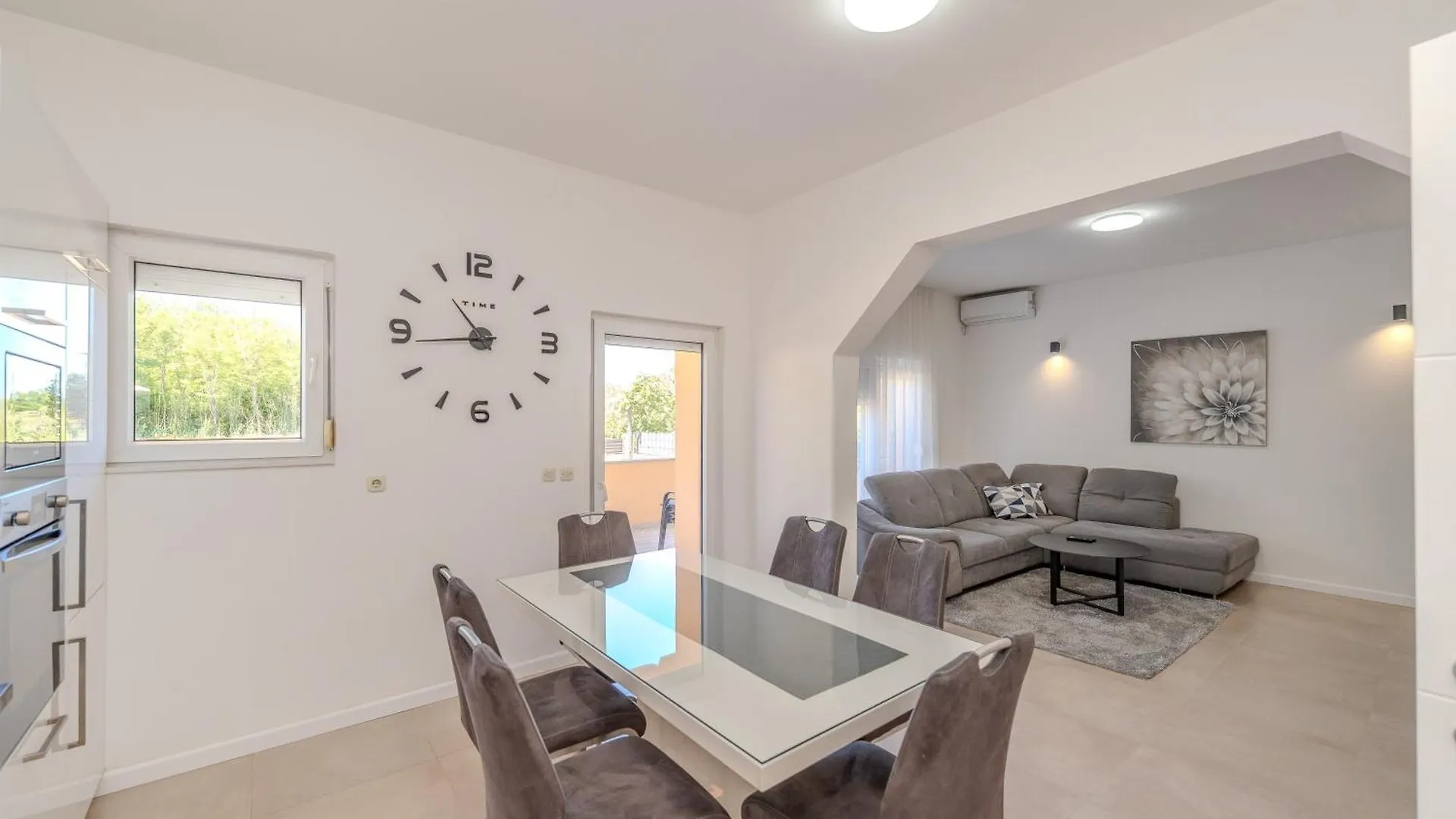 Nelly Apartments Privlaka  Kroatien